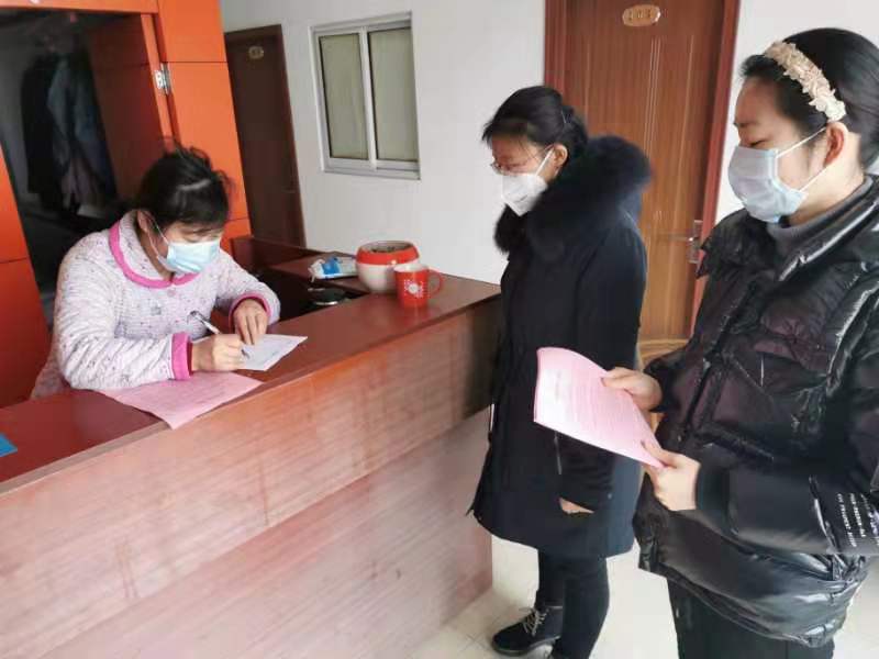 发放《致经营户的一封信》.jpg 发放《致经营户的一封信》.jpg